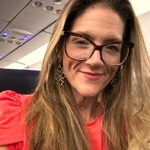 Meet your Posher, Larissa